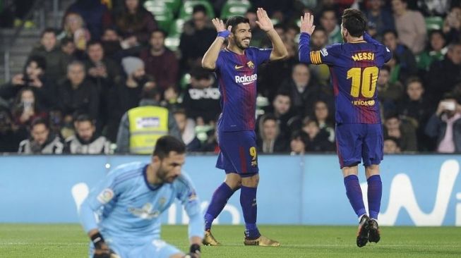 Lionel Messi rayakan golnya ke gawang Real Betis yang di kawal Antonio Adan (depan) [AFP]