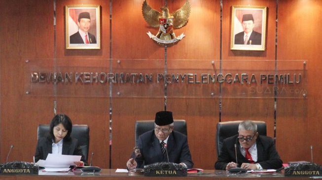 Ketua Majelis Dewan Kehormatan Penyelenggara Pemilu (DKPP), Hardjono, bersama anggota Majelis DKPP memimpin sidang pelanggaran kode etik penyelenggara pemilu dengan teradu Ketua KPU Arief Budiman dan jajaran KPU Provinsi Papua di Gedung DKPP, Jakarta, Senin (22/1/2018). [Suara.com/Oke Atmaja]