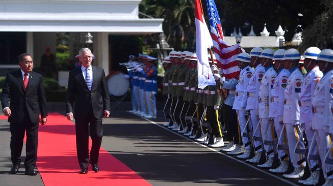 Menteri Pertahanan Ryamizard Ryacudu (kiri) bersama Menteri Pertahanan Amerika Serikat James Mattis memeriksa pasukan sebelum pertemuan bilateral di kantor Kementerian Pertahanan, Jakarta, Selasa (23/1).