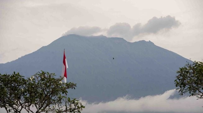 Gunung Agung Hembuskan Abu dan Gas Setinggi 1,5 Km