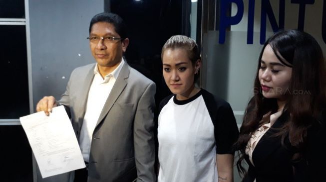 Vanesha Melodya polisikan Sheila Marcia di Polda Metro Jaya, Selasa (23/1/2018). [suara.com/Ismail]