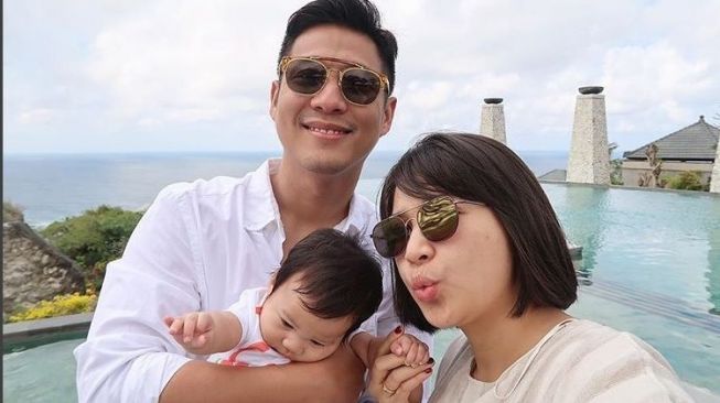 Junior Liem dan Putri Titian, bersama anaknya. (Instagram)