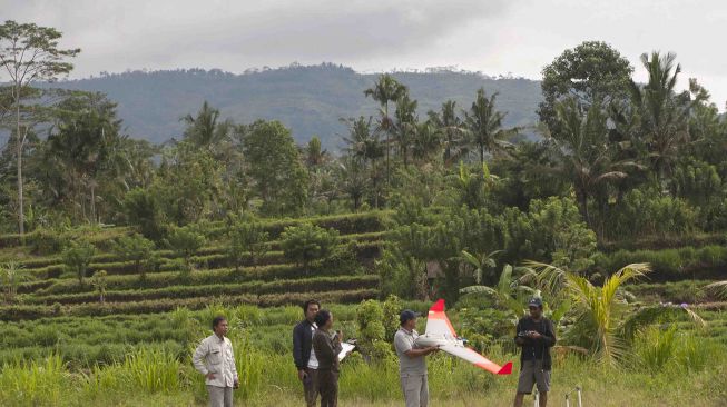 Anggota tim drone Pusat Vulkanologi dan Mitigasi Bencana Geologi (PVMBG) menerbangkan pesawat jenis AI450ER untuk memantau aktifitas Gunung Agung yang masih berstatus awas di Desa Selat, Karangasem, Bali, Selasa (23/1).