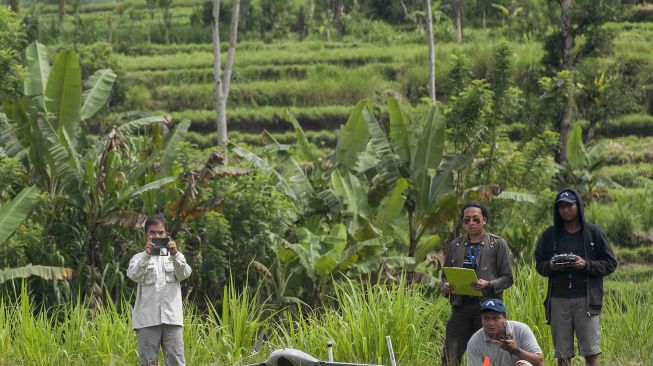 Anggota tim drone Pusat Vulkanologi dan Mitigasi Bencana Geologi (PVMBG) menerbangkan pesawat jenis AI450ER untuk memantau aktifitas Gunung Agung yang masih berstatus awas di Desa Selat, Karangasem, Bali, Selasa (23/1).