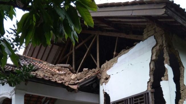 Ratusan Keluarga di 6 Kecamatan di Bogor Jadi Korban Gempa