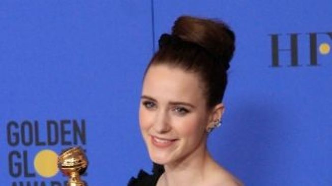 Gaya kuncir cepol Rachel Brosnahan. (Shutterstock)