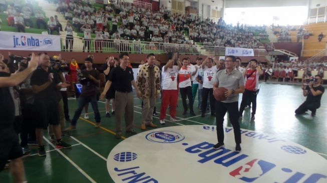 Sandiaga Uno Buka Coaching Clinic Olah Raga Basket