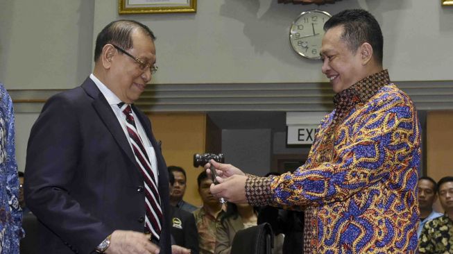 Menggantikan Bambang Soesatyo yang ditunjuk Partai Golkar menjadi Ketua DPR.