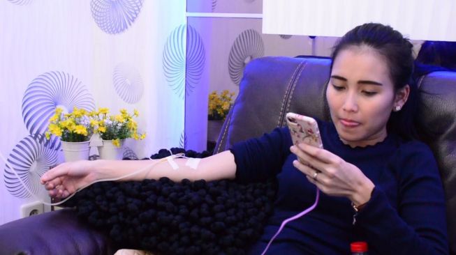Ayu Ting Ting saat melakukan perawatan. (Istimewa)