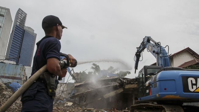 Pembongkaran bangunan bekas Pasar Blora di Jakarta, Kamis (25/1).