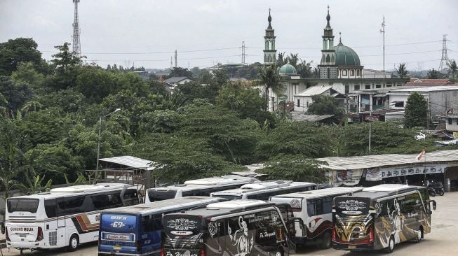 Proyek pembangunan Terminal Bus Pondok Cabe di Tangerang Selatan, Banten, Kamis (25/1).