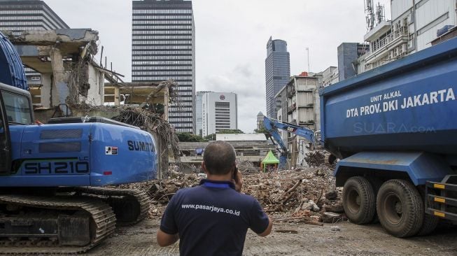 Pembongkaran bangunan bekas Pasar Blora di Jakarta, Kamis (25/1).