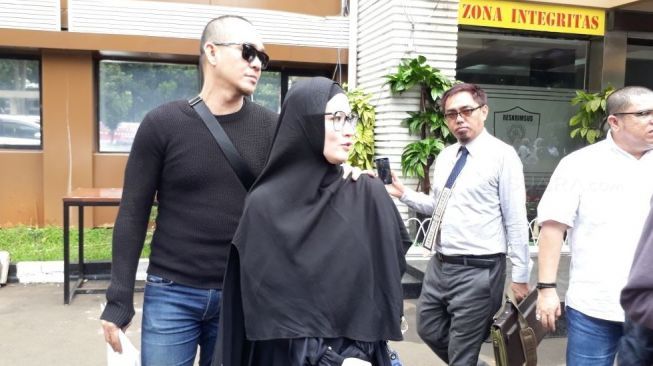 Lyra Virna ditemani suaminya, Muhammad Fadlan, dan kuasa hukumnya di Polda Metro Jaya, Kamis (25/1/2018). [suara.com/Ismail]