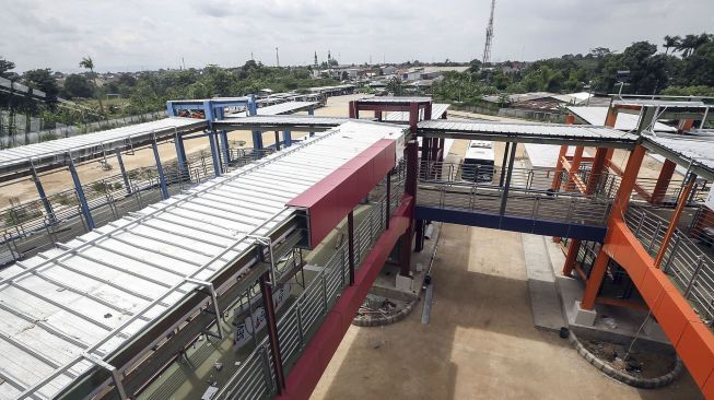 Proyek pembangunan Terminal Bus Pondok Cabe di Tangerang Selatan, Banten, Kamis (25/1).