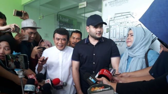 Ridho Rhoma didampingi keluarga saat dibebaskan dari RSKO Cibubur, Jakarta Timur, Kamis (25/1/2018) [suara.com/Wahyu Tri Laksono]