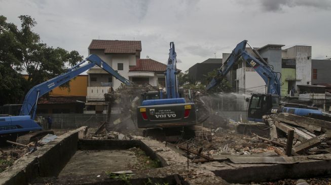 Pembongkaran bangunan bekas Pasar Blora di Jakarta, Kamis (25/1).