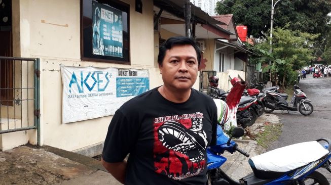 Ratusan warga perumahan Tanah Kusir, Kelurahan Kebayoran Lama Selatan, Kecamatan Kebayoran Lama, Jakarta Selatan, berkumpul di setiap pintu masuk kompleks. (suara.com/Dwi Bowo Raharjo)