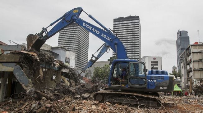 Pembongkaran bangunan bekas Pasar Blora di Jakarta, Kamis (25/1).