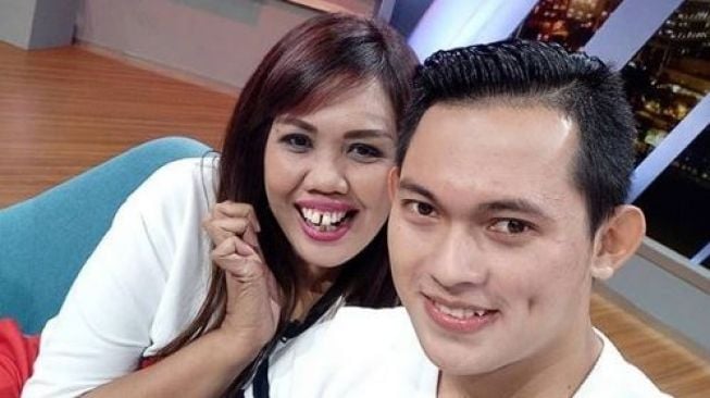 Duh, Pacar Ely Sugigi Tepergok Jalan Bareng Perempuan Cantik