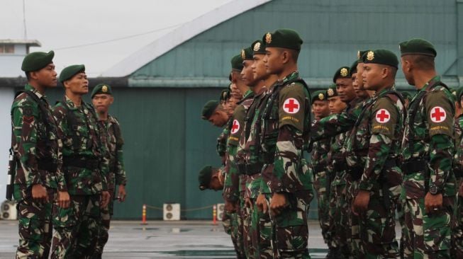 Tentara Nasonal Indonesia (TNI) mengirimkan satgas kesehatan ke Asmat, Papua, dari Lanud Halim Perdanakusuma, Jakarta, Kamis (25/1).