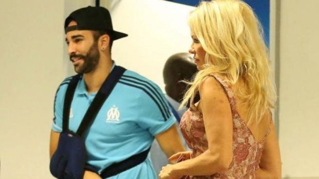 Pamela Anderson Dikabarkan Balikan dengan Pesepakbola Adil Rami