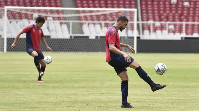 Pesepakbola FC Tokyo berlatih saat uji coba lapangan di Stadion Utama Gelora Bung Karno, Senayan, Jakarta, Jumat (26/1). 