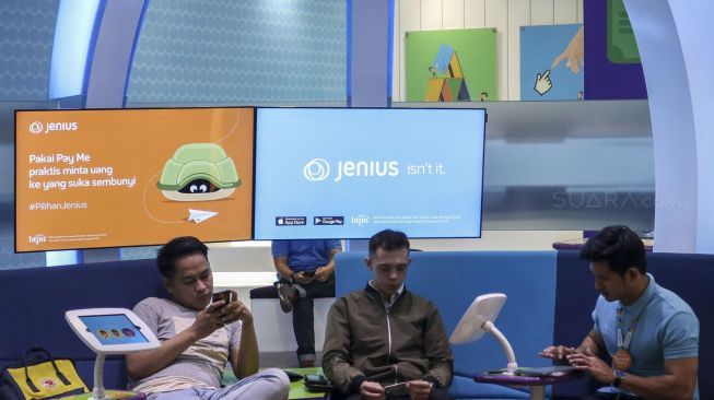 Nasabah memanfaatkan layanan digital di Jenius Live, bank BTPN di Jakarta, Jumat (26/1). 