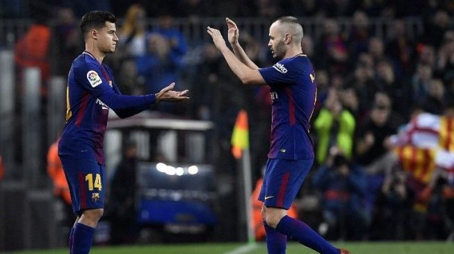 Gelandang anyar Barcelona Philippe Coutinho (kiri) masuk menggantikan Andres Iniesta. LLUIS GENE / AFP