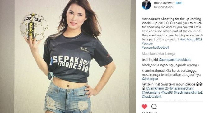 Maria Ozawa alias Miyabi mengenakan jersey Timnas Indonesia. [Instagram] 