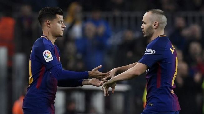 Philippe Coutinho (kiri) mencetak debutnya bersama Barcelona dengan menggantikan Andres Iniesta dalam leg kedua perempat final Copa del Rey melawan Espanyol di Camp Nou, Kamis (25/1/2018). [AFP/Lluis Gene]