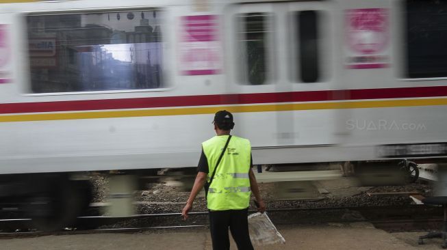 Perlintasan kereta api tanpa pintu dan tanda bahaya di kawasan Bandengan, Jakarta, Jumat (26/1). 