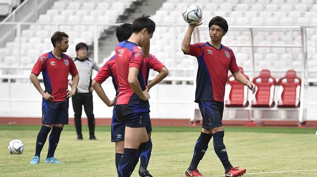 Pesepakbola FC Tokyo berlatih saat uji coba lapangan di Stadion Utama Gelora Bung Karno, Senayan, Jakarta, Jumat (26/1). 