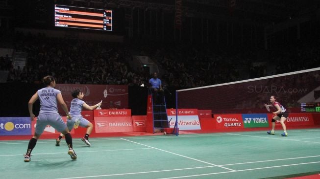 Ganda putri unggulan kedelapan asal Indonesia Apriani Rahayu dan Greysia Polii melawan ganda putri asal Korea Selatan Chae Yoo Jung dan Hye Rin Kim dalam babak perempat final Indonesia Masters 2018 di Istora Senayan, Jakarta, Jumat (26/1).