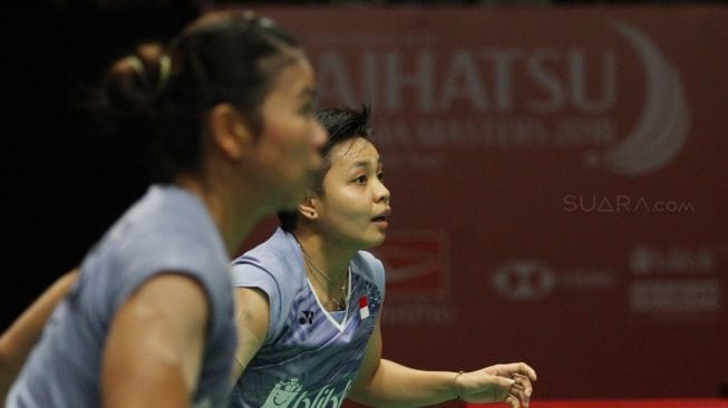 Ganda putri unggulan kedelapan asal Indonesia Apriani Rahayu dan Greysia Polii melawan ganda putri asal Korea Selatan Chae Yoo Jung dan Hye Rin Kim dalam babak perempat final Indonesia Masters 2018 di Istora Senayan, Jakarta, Jumat (26/1).