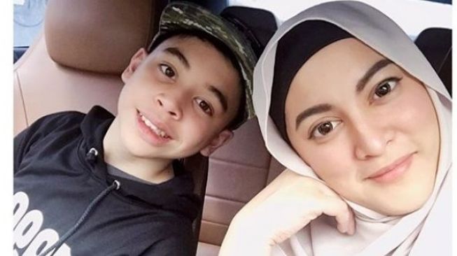 Jane Shalimar dan putranya, Muhammad Zarno. (Instagram)