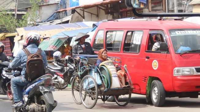 Becak di kawasan Penjaringan, Jakarta Utara, Jumat (26/1). 