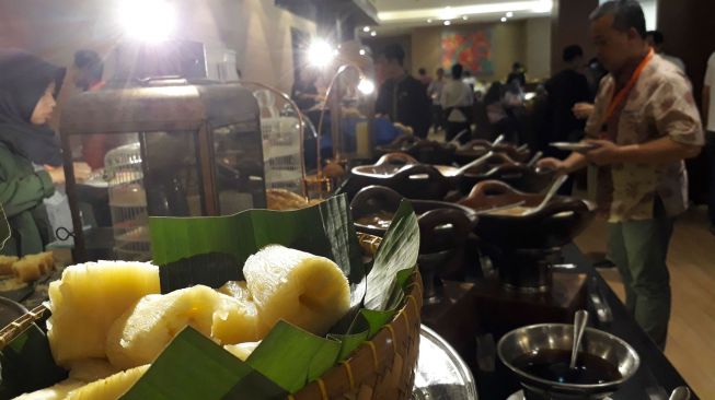 Restoran Kembang Sepatoe sajikan menu lokal. (suara.com/Risna Halidi)