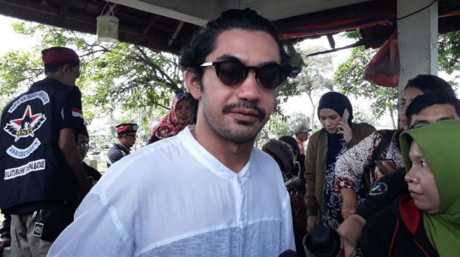 Reza Rahadian Ziarahi Makam Benyamin Sueb