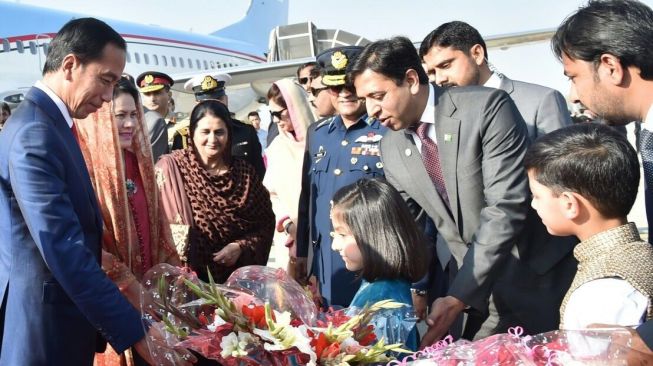 Presiden Pakistan Mamnoon Hussain dan Ibu Negara Begun Mahmooda Mamnoon menyambut langsung kedatangan Presiden Republik Indonesia Joko Widodo dan Ibu Negara Iriana Joko Widodo [Foto: Biro Pers]