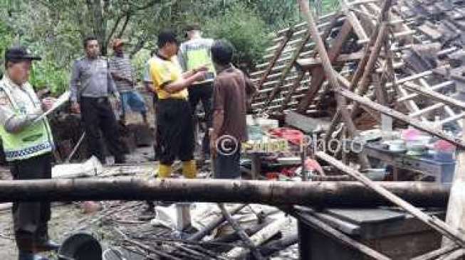 Baru Saja Dibangun, Rumah Warga Ponorogo Mendadak Roboh