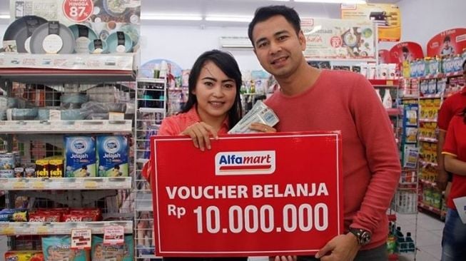 Bersama Raffi Ahmad, Nina Carolina alias Mpok Alpa dapat voucher belanja Rp10 juta dari Alfamart. (Instagram)