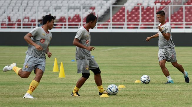 Pesepakbola Bhayangkara FC melakukan uji coba lapangan di Stadion Utama Gelora Bung Karno, Senayan, Jakarta, Jumat (26/1). 