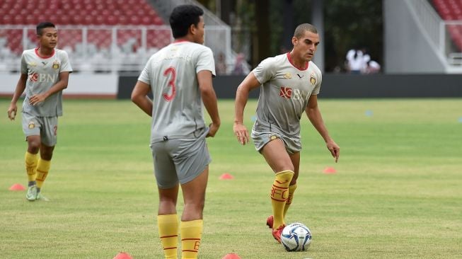 Pesepakbola Bhayangkara FC melakukan uji coba lapangan di Stadion Utama Gelora Bung Karno, Senayan, Jakarta, Jumat (26/1). 