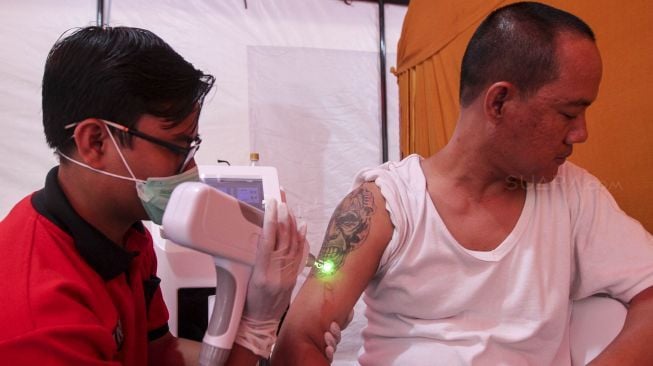 Ratusan warga ikut serta dalam kegiatan hapus tatto gratis di halaman Masjid Cut Meutia, Jakarta, Sabtu (27/1).