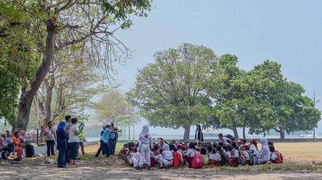 KIJP saat memberi kelas inspirasi kepada anak-anak pulau. (Foto: Dok. KIJP)