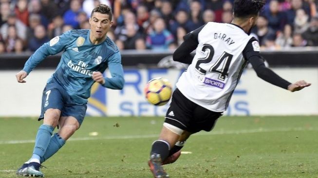 Cristiano Ronaldo melepaskan umpan ke depan gawang Valencia [AFP]