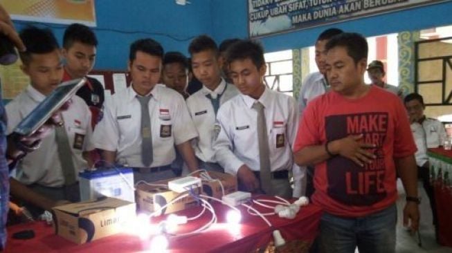 Ujang Koswara melatih pendidikan kilat inovasi tenaga listrik di SMK Negeri 1 Lubuk Pakam untuk para guru dan siswa SMK se-kabupaten Deli Serdang.(dok UKO)