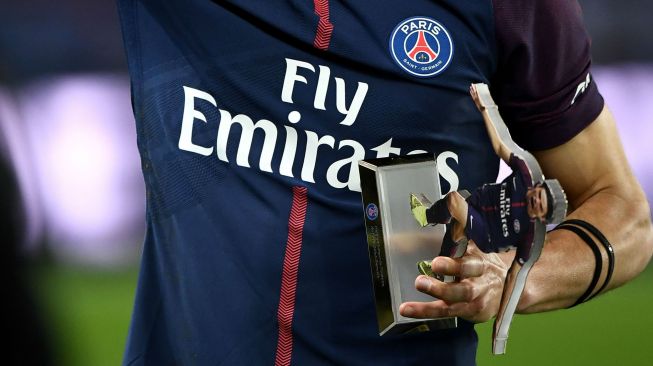 Miniatur dua dimensi diterima Edinson Cavani usai mematahkan rekor Zlatan Ibrahimovic sebagai pemain tersubur PSG [AFP]