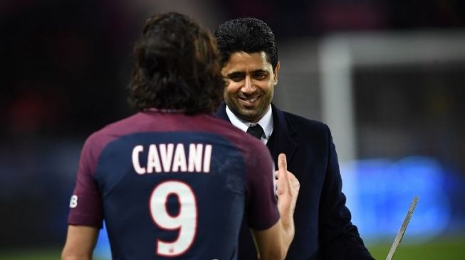 Presiden PSG Nasser Ghanim Al-Khelaifi memberikan penghargaan kepada Edinson Cavani yang berhasil menjadi pemain tersubur PSG [AFP]