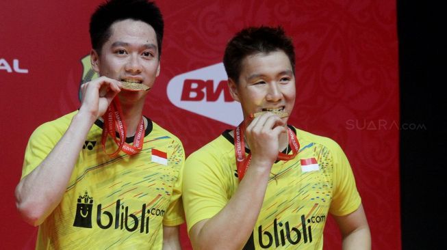 Kevin Sanjaya Sukamuljo/Marcus Fernaldi Gideon  mengekspresikan kegembiraan seusai mendapatkan poin saat melawan ganda Cina putra Li Junhui dan Liu Yuchen pada babak final Indonesia Masters 2018 di Istora Senayan, Jakarta, Minggu (28/1/2018).